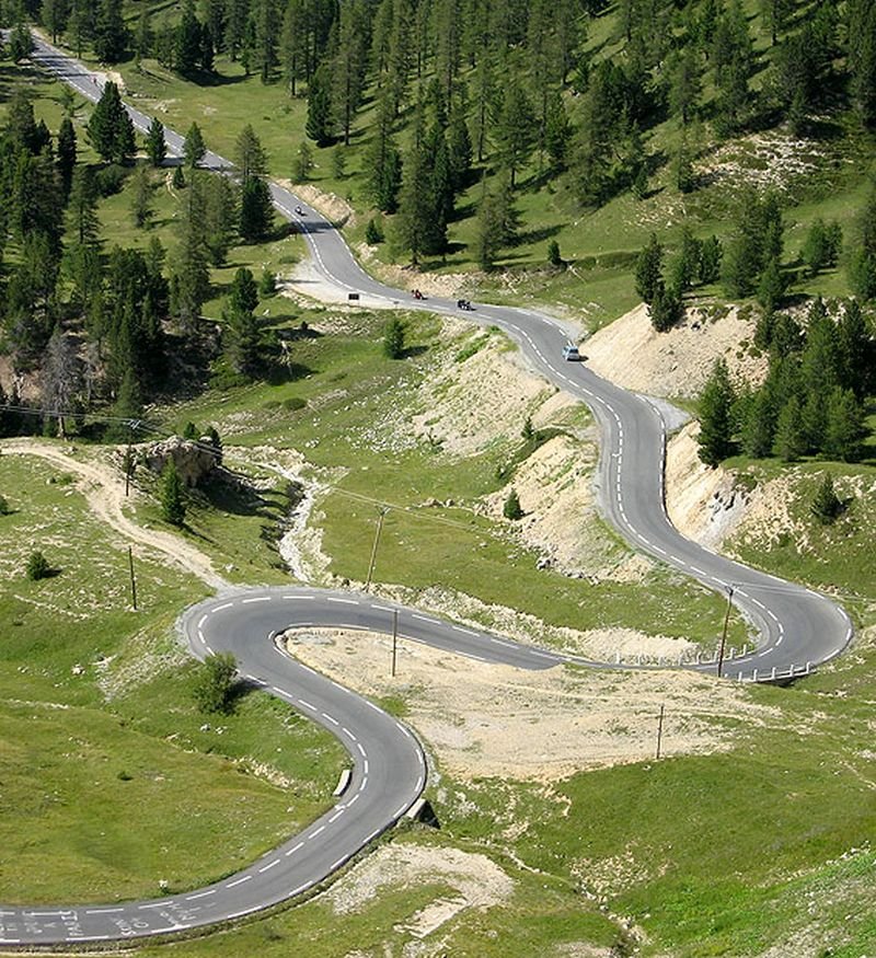 Una carretera que va por varias colinas haciendo zigzag hecha con las Reglas de composición