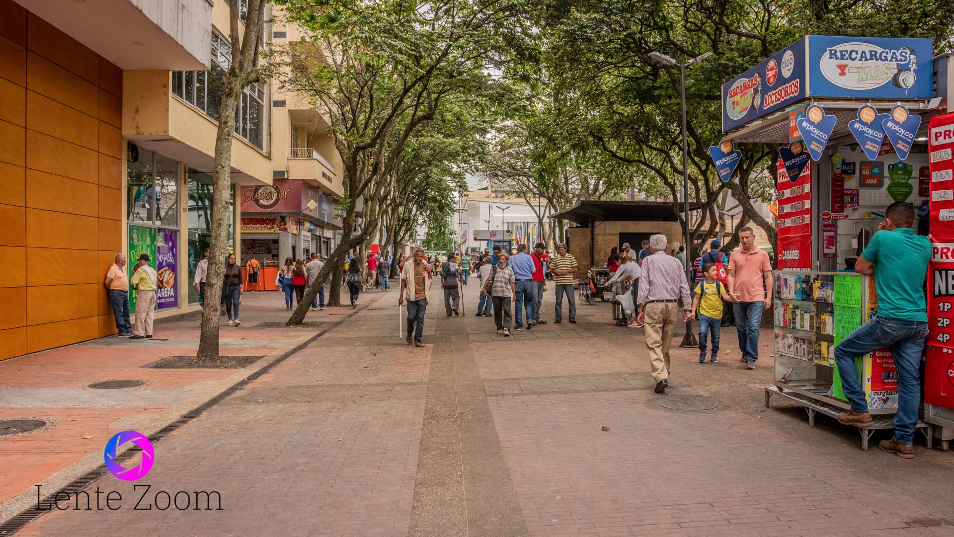 En las maravillosas Fotos de Armenia, Quindío la Via peatonal grande donde hay arboles y personas