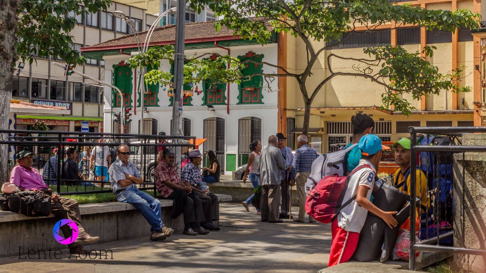 Varias personas reunidas en un lugar de la plaza captadas en las Fotos de Calarcá, Quindío