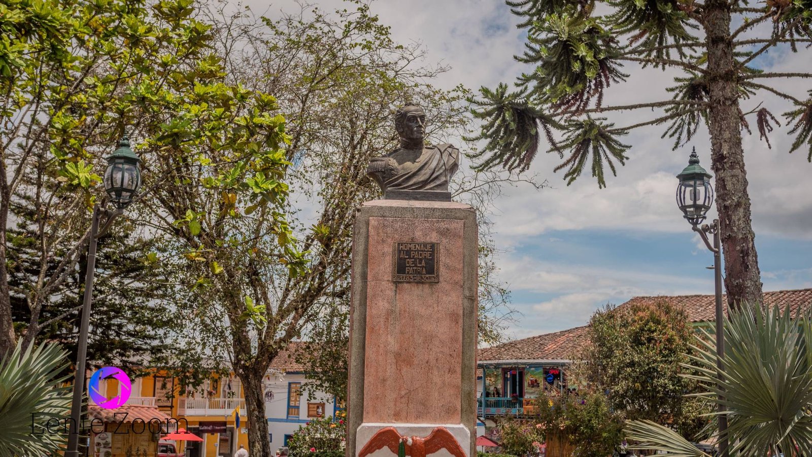Escultura en medio de la plaza donde está Simón Bolívar