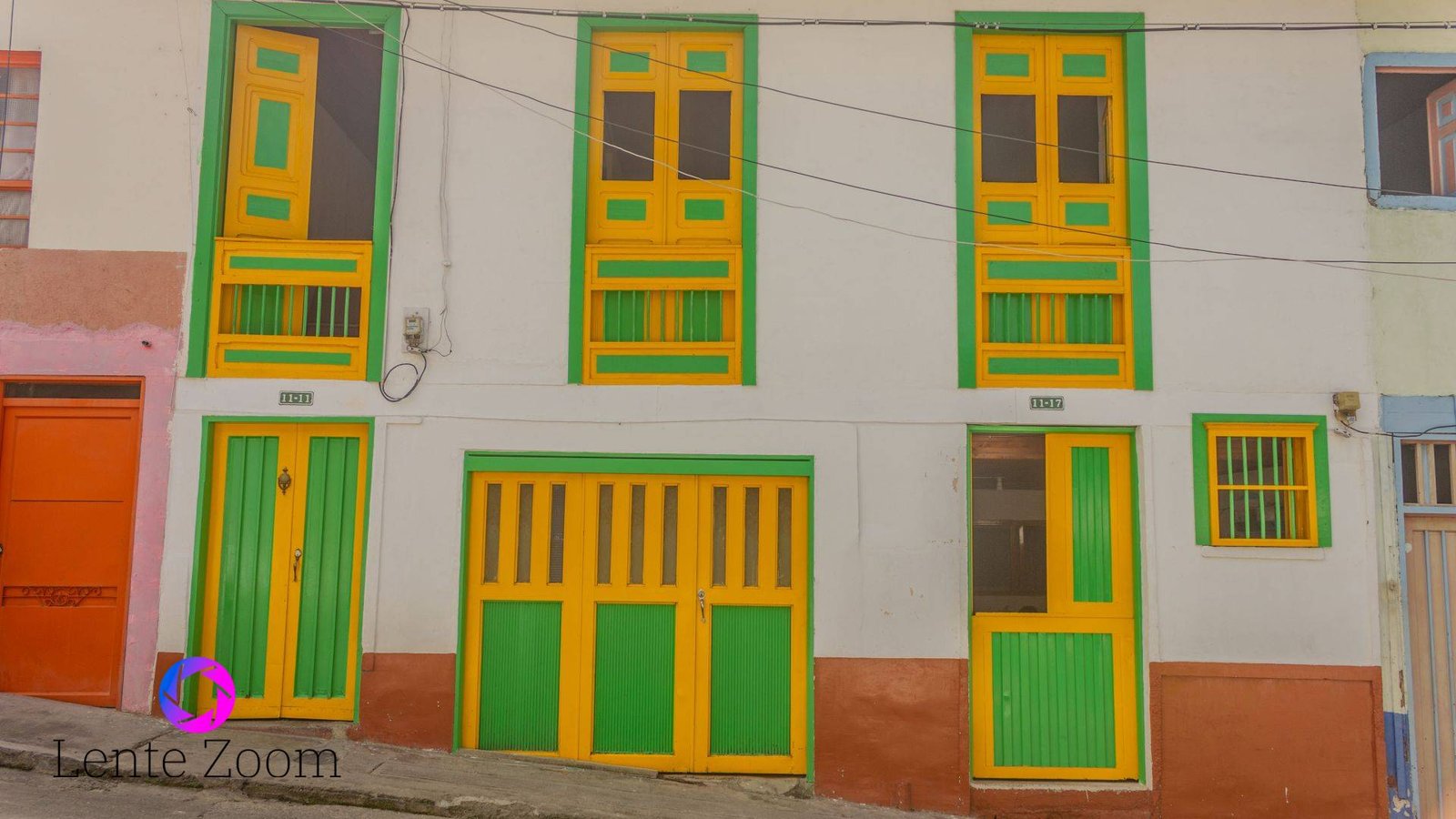 Casas típicas pintadas de color amarillo y verde haciendo parte de las Fotos de Génova, Quindío