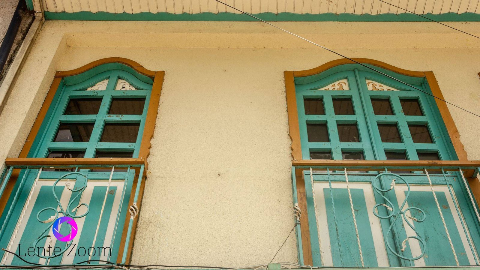 Dos balcones de color azul claro. De las geniales Fotos de Pijao, Quindío