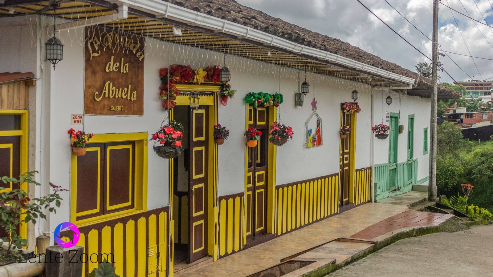 Casas típicas decoradas con flores de diferentes colores