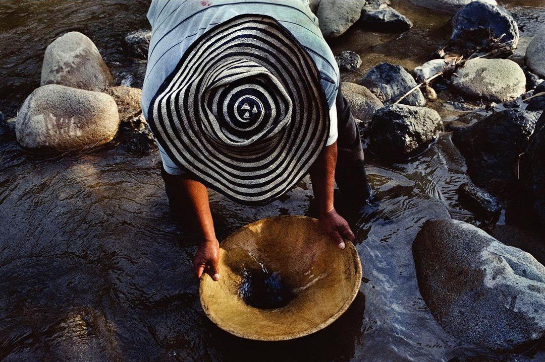 Una persona recogiendo agua en un río