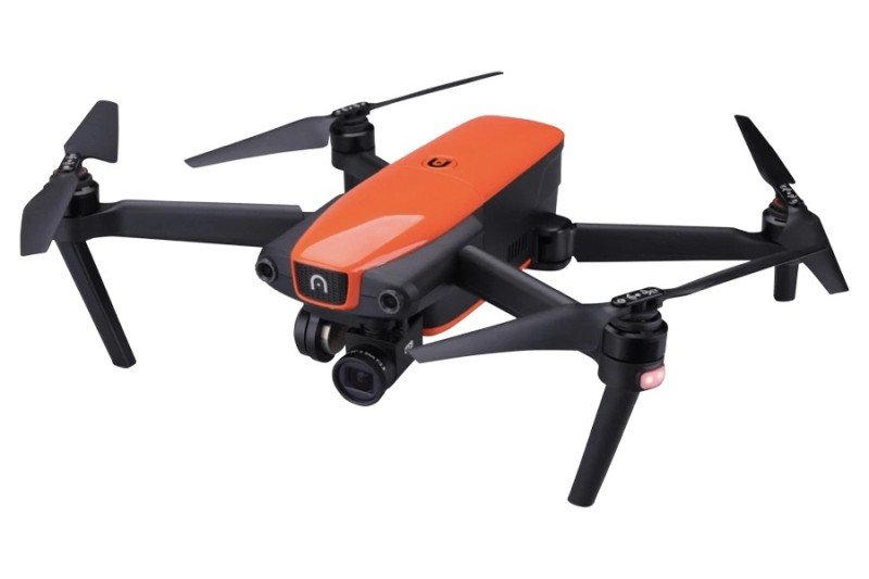 De los Mejores drones está este pequeño de color negro con naranja donde tiene patas en sus hélices, De los Mejores Drones por su sencillez