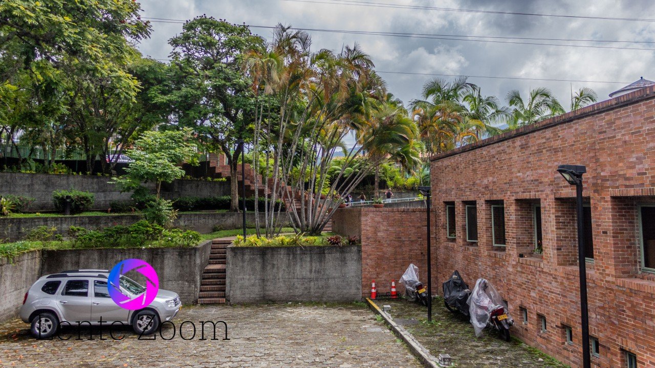 Un espacio masomenos grande de parqueadero y en frente el museo, Fotos del Museo del Oro Quimbaya para Estar Seguro