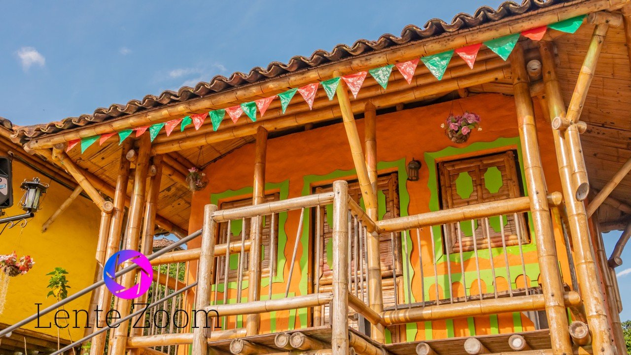 Una casa típica de los arrieros hecha en guadua pintada de color naranja con verde